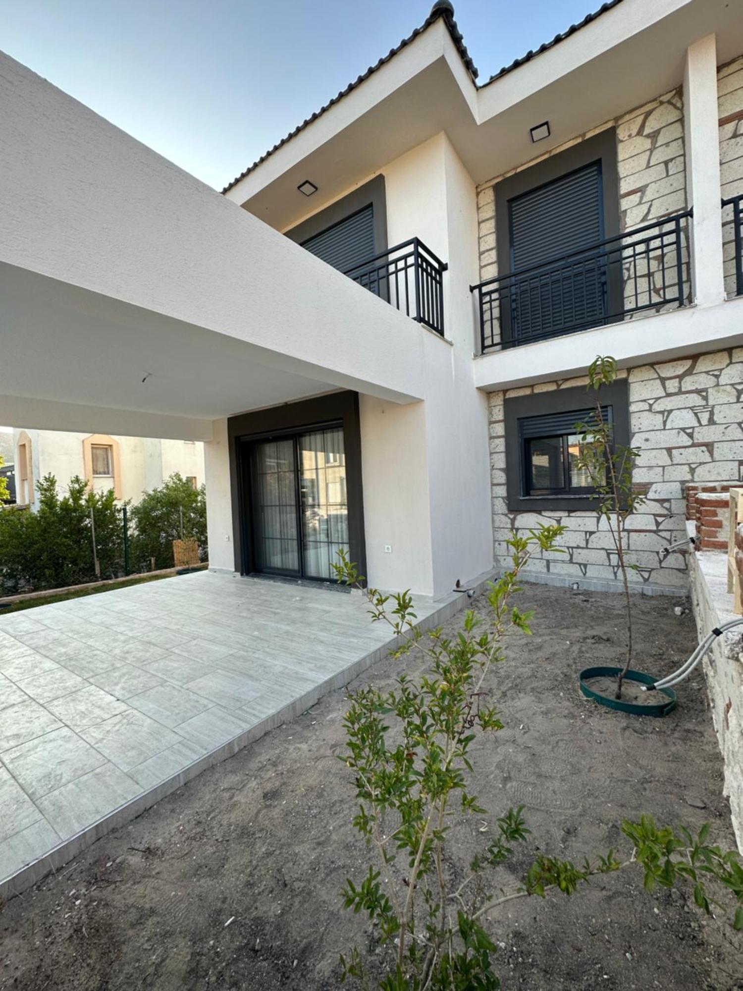 Karaburun Mordoganda Havuzlu & Bahceli Luex Villa
